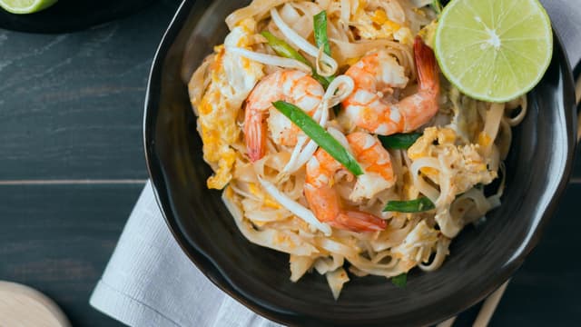 Grovhakk peanøtter og snitt vårløk og ha på rett før servering.