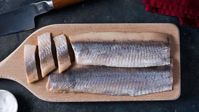 **Sild:** Skjær sildefiletene i skiver på skrå, ca 1 cm brede. Rens og skjær rødløk, gulrøtter og ingefær i tynne skiver.