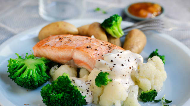 Varm den hvite sausen etter anvisningen på pakken og ha sausen over retten like før servering.