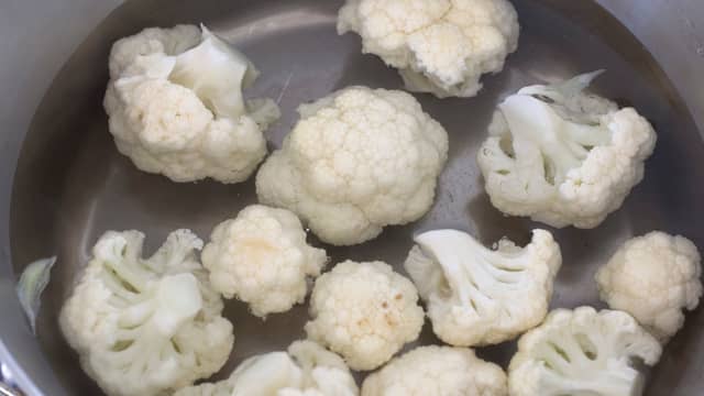 Del blomkålen i buketter og kok dem i vann til de er helt møre i ca. 8-10 minutter.