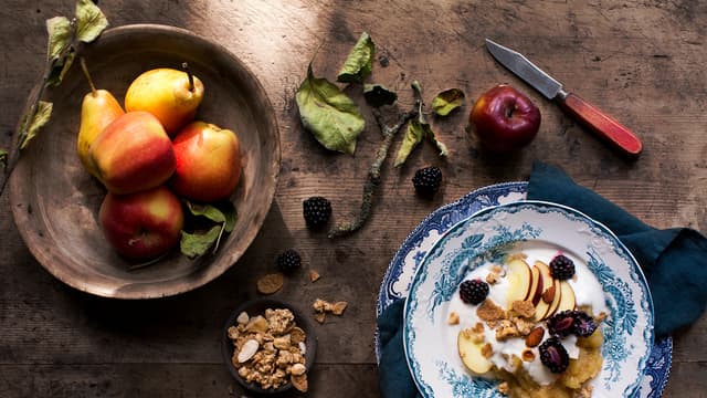 Rør inn litt honning og kanel, og mos grovt med gaffel. Server eplemos med yoghurt, granola, friskt eple i skiver og bjørnebær.