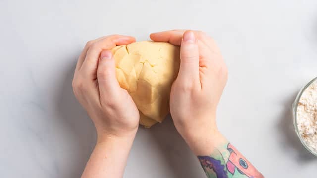 Kna alle ingredienser sammen til en deig. Du kan bruke håndkraft eller en hurtigmikser.