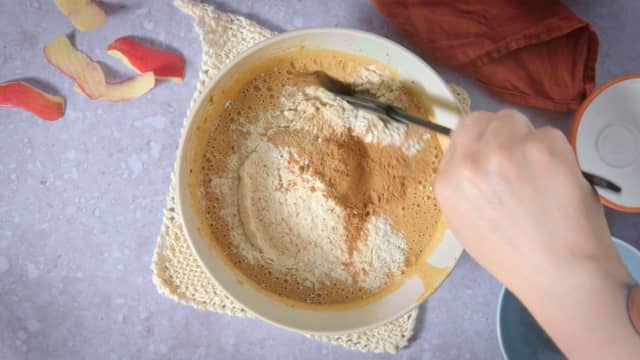 Når du har pisket eggedosisen ferdig, sikter du inn de tørre ingrediensene oppi eggedosisen. Vend forsiktig inn i kakerøren med en slikkepott.