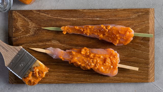 Tre kyllingen på spyd. Stek eller grill kyllingen 2-4 minutter på hver siden til den er gyllen og akkurat gjennomstekt.