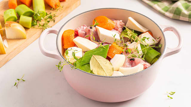 Ha kyllingbeina i en kjele sammen med løk, purre, gulrøtter, sellerirot, laurbærblad , pepper og timian. Dekk beina med kaldt vann.