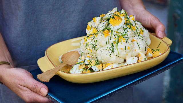 Kokt blomkålhode med béchamelsaus, egg og gressløk
