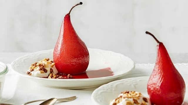 Porsjerte pærer med gresk yoghurt og müsli