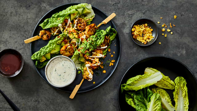 Marinerte rekesticks i salatblader med kremet dillsaus