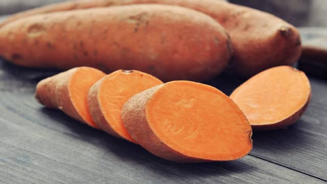 Skrell søtpoteten og del den i skiver. Kok i usaltet vann til potetskivene er møre. Hell av vannet og damp potetene tørre. Mos til jevn søtpotetmos.