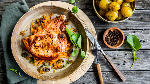 Svinekoteletter med råkost