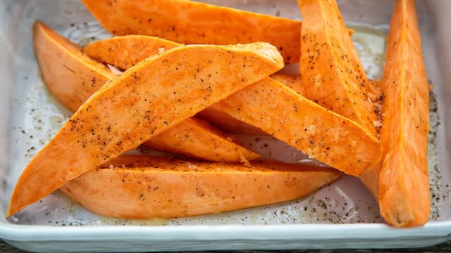 Legg potetbåtene på grillen på direkte varme først, og grill 2 minutter på hver side. Flytt deretter over på indirekte varme og la grille ferdig til de er møre, ca. 15 minutter.