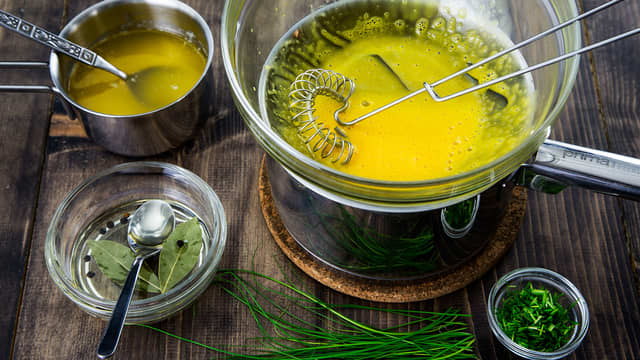 Ha eggeplommene i en bolle over varmt vannbad og spe med laken mens du pisker hele tiden. Pisk hardt så du får en luftig, tykk eggedosis.