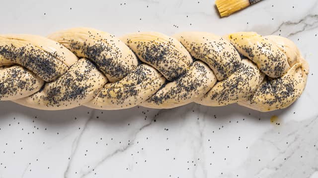 Legg loffen på et stekebrett med bakepapir, og la heve i ca 45 minutter. Pensle med et sammenpisket egg og strø over valmuefrø.