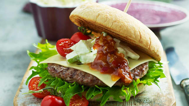 Grillede hamburgere med spesiell BBQ-saus
