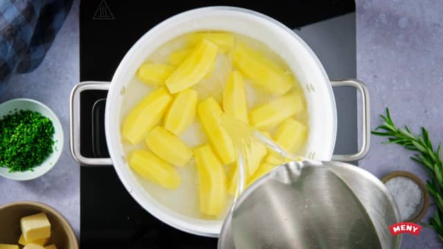 **Potetmos:** Skrell potetene og kok dem i ca. 15-20 minutter til de er møre