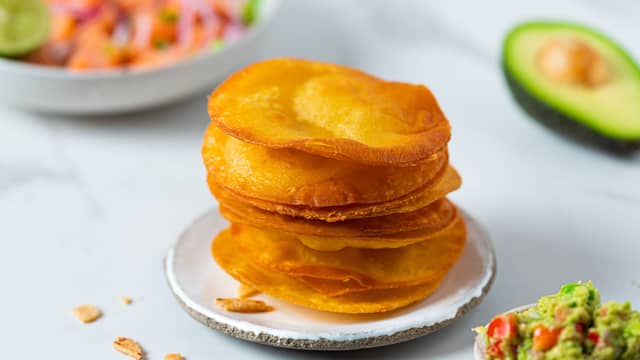 Løft tostadasene ut av frityren og la dem renne av på kjøkkenpapir.