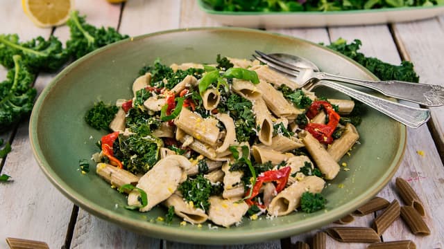 Bland inn den nykokte pastaen og dryss godt med finrevet parmesan og basilikum over helt til slutt.