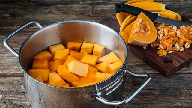 Dekk med vann, sett på lokk og kok møre. Det tar ca. 20 minutter, alt ettersom hvor store bitene er.