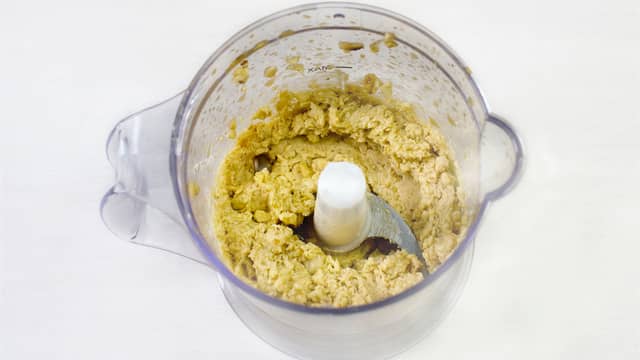 Kjør nøtter, smør, limesaft og soyasaus til en jevn blanding i en kjøkkenmaskin.