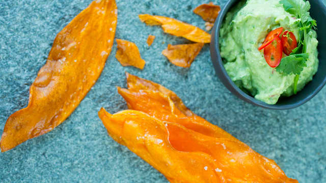 Obs! Ikke legg for mange skiver i kasserollen samtidig, da vil temperaturen på oljen synke og søtpotetskivene bli bløte, ikke sprø.