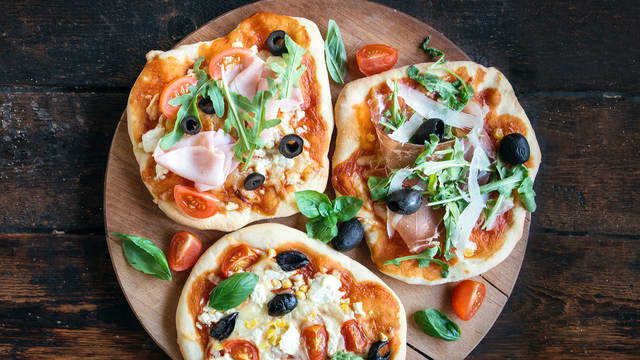 **Porsjonspizzaene stekes på 220 grader i 10-15 min.**