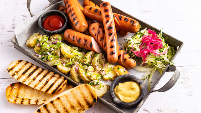 Pølser med potetsalat og syrlig kål