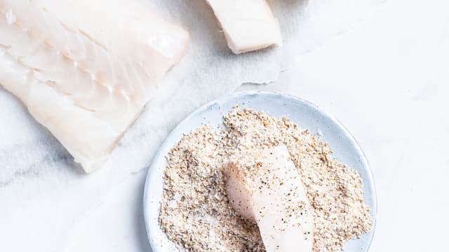 **Frityrstekt fisk:** Del fisken opp i 4 like store deler, og tørk over med et tørkepapir. Ha litt mel på en asjett og vend fisken godt i melet. Rist av overflødig mel og legg fisken til side.