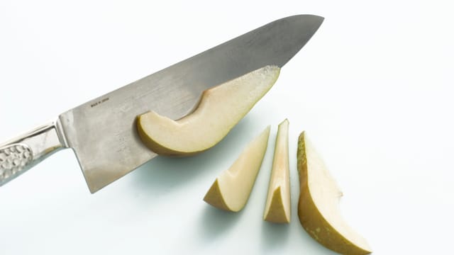 **Honningglaserte pærer:** Del pærene i båter eller grove biter.