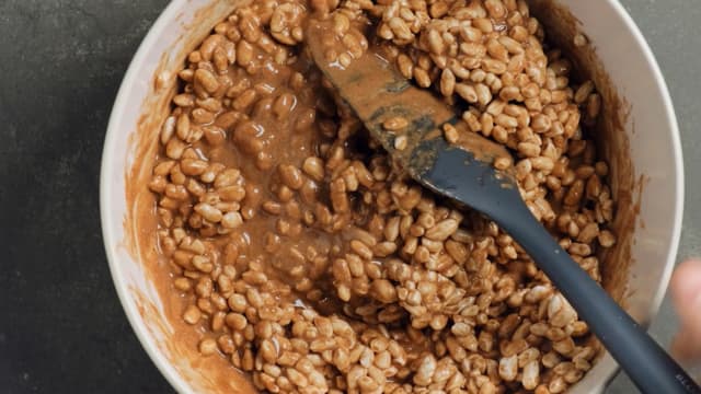 Vend inn den smeltede sjokoladen, kaffe, vaniljesukker og til slutt puffet ris.