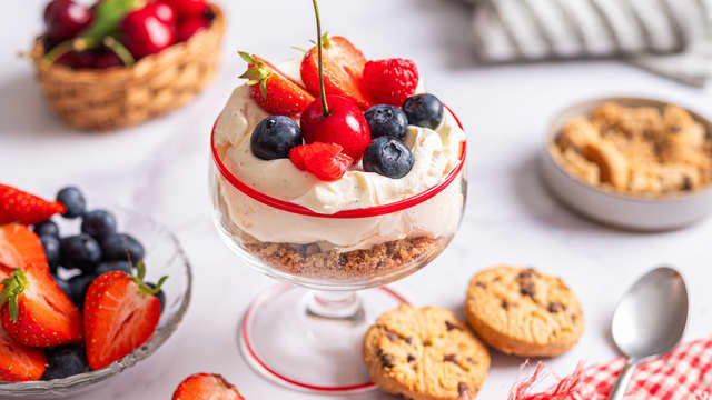 Fordel ostekremen over safari kjeksen.  Topp med friske bær.