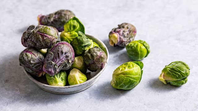 Kutt av nederste del av stilkfestet på rosenkålen og fjern de ytterste bladene.