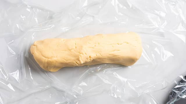 Dekk den ferdige deigen med plast, og legg i kjøleskapet. La hvile 30 minutter før du former og steker kaker. Deigen er lettere å å forme og jobbe med når den er kald.