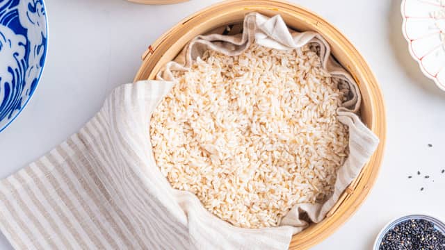 Sett bambuskurven eller sikten over en kjele med kokende vann. La risen dampe i ca. 25 minutter. Sjekk underveis om risen er ferdigdampet.