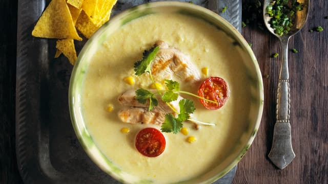 Del cherrytomatene på ”tvers” (langs ekvator) og stek disse i to minutter.