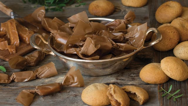 Du kan også fylle deigen til peppernøttene med biter av karamell som smelter i ovnen hvis du vil gjøre dem litt ekstra spennende.