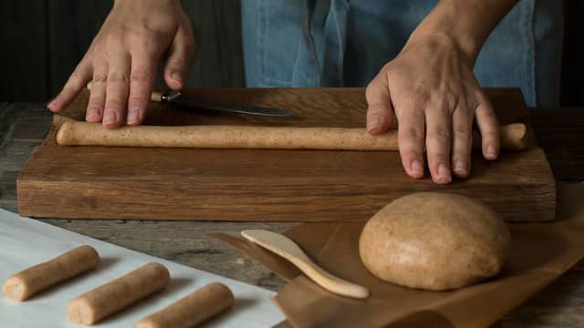 Trill så kransekakedeigen ut til fingertykke pølser, eller bruk en kjøttkvern med egnet hullskive.