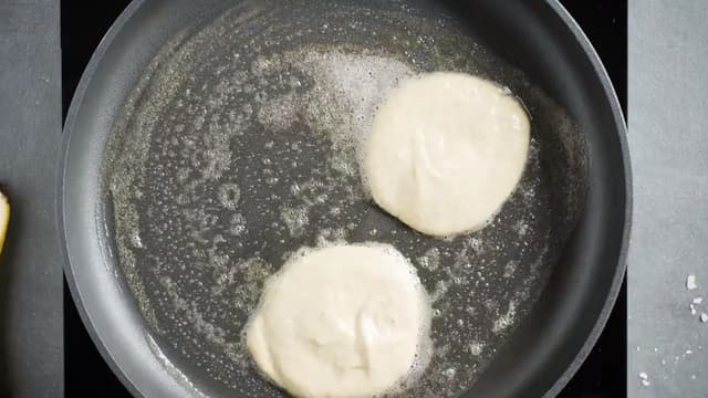 **Steking:** Varm en takke eller stekepanne til medium varme, ha i litt smør og stek små runde lapper.