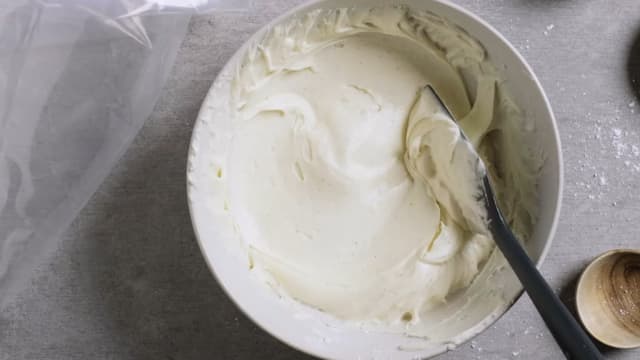 **Ostekrem:** Pisk sammen smør og melis. Tilsett vaniljesukker og kremost og pisk raskt sammen.