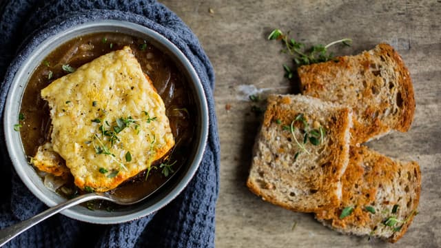 Gratiner suppen i ovnen til osten og brødet begynner å få en fin farge. Vel bekomme!