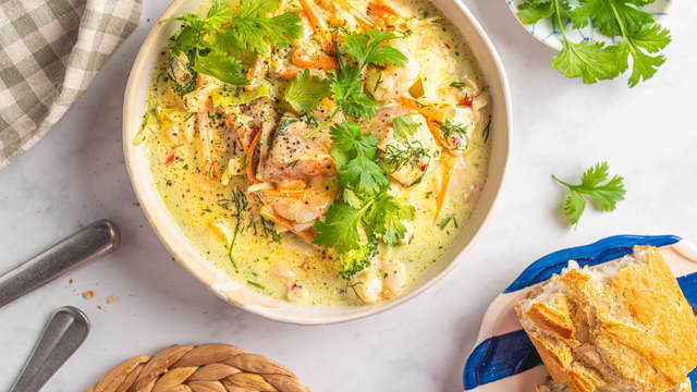 Server varm fiskesuppe i skåler, gjerne med hjemmebakt brød på siden.