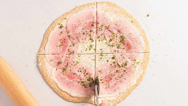 **Fyll:** Fordel smøreost og skinkeskiver utover deigen. Del deigen i 4 eller 6 trekanter.