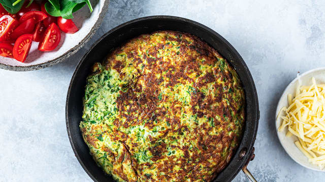 Stek til squashpizzaen er gyllen på undersiden før du snur den.