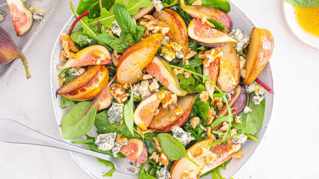 Vend forsiktig inn dressingen, topp med blåmuggost (eller en annen smaksrik ost) i passende biter og server med godt brød.