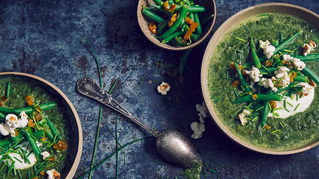 Spinatsuppe med brekkbønner og hot popcorntopping