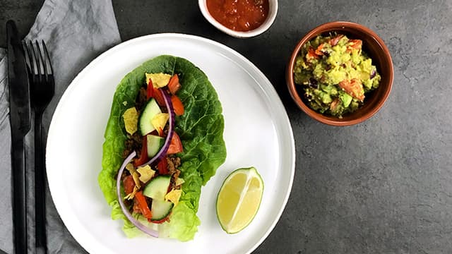 Tacorester i hjertesalat