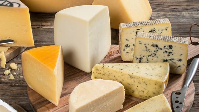 Plasser osten på en stor fjøl, del de opp i mindre biter om du ønsker.