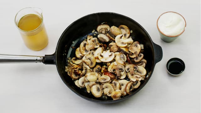 Fres løk og sopp i olje til en stekepanne. Hell over kraft, crème fraîche og soyasaus. La småkoke i ca. 10 min. Smak til med salt og pepper, og server sammen med kylling og ris.