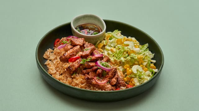 Soyamarinert svinekjøtt med kinakålsalat