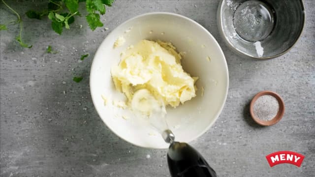 **Krumkaker:** Rør smør og sukker hvitt, og rør inn ett og ett egg.