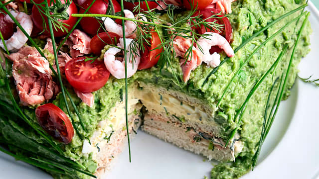 Grønn smørbrødkake med erter, avokado og røkt laks
